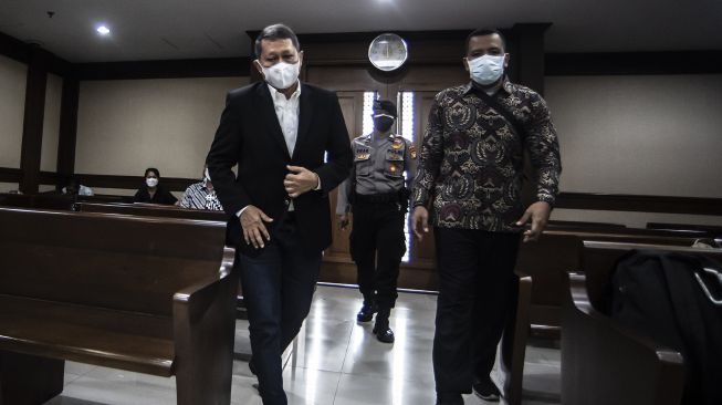 Terdakwa kasus dugaan korupsi pengadaan tiga unit Quay Container Crane (QCC) di PT Pelindo II pada tahun 2010, Richard Joost Lino bersiap mengikuti sidang pembacaan tuntutan oleh Jaksa Penuntut Umum di Pengadilan Tipikor, Jakarta, Kamis (11/11/2021).  ANTARA FOTO/Muhammad Adimaja
