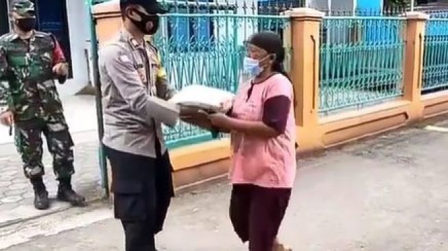 Viral Polisi dan Tentara Main Petak Umpet Untuk Kagetkan Nenek Ini. (Instagram/@zona.militer19)