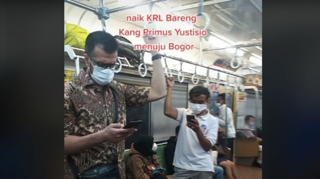 Primus Yustisio naik KRL. [TikTok/ayisahrulhamzah]