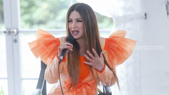 Penyanyi Titi DJ saat acara perilisan single 'Superwoman' di Kawasan Sudirman, Jakarta Pusat, Kamis (11/11/2021). [Suara.com/Alfian Winanto]