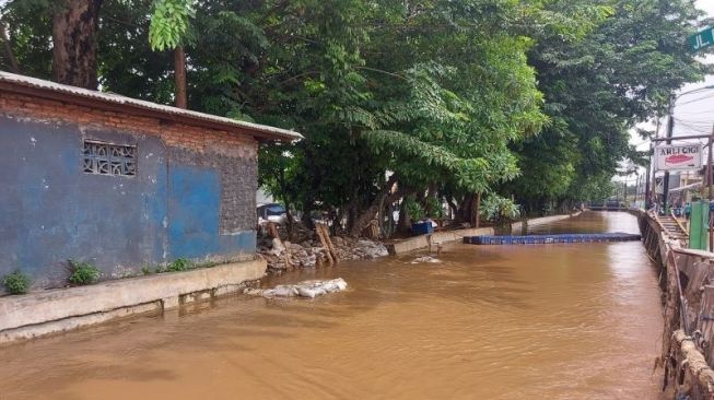 Sempat Jebol, Pemkot Jakarta Timur Perbaiki Tanggul Kali Baru