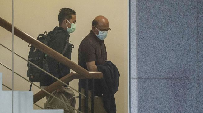Kepala KPP Pratama Bantaeng Sulawesi Selatan Wawan Ridwan (kanan) yang menjadi tersangka kasus dugaan korupsi perpajakan dikawal petugas KPK untuk menjalani pemeriksaan usai dilakukan penangkapan, di Gedung KPK, Kamis (11/11/2021). ANTARA FOTO/Aprillio Akbar