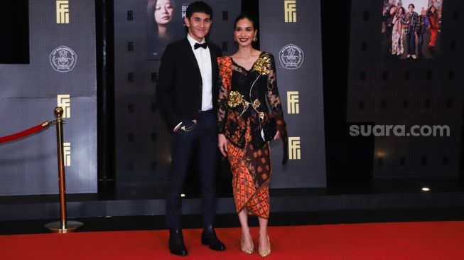Pasangan Vino G Bastian dan Marsha Timothy saat menghadiri gelaran Festival Film Indonesia di JCC Senayan, Jakarta Pusat, Rabu (10/11/2021). [Suara.com/Alfian Winanto]