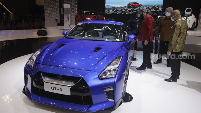Sejumlah pengunjung menghadiri pameran otomotif GAIKINDO Indonesia International Auto Show (GIIAS) 2021 di Indonesia Convention Exhibition (ICE) BSD, Serpong, Tangerang, Banten, Kamis (11/11/2021). [Suara.com/Angga Budhiyanto]