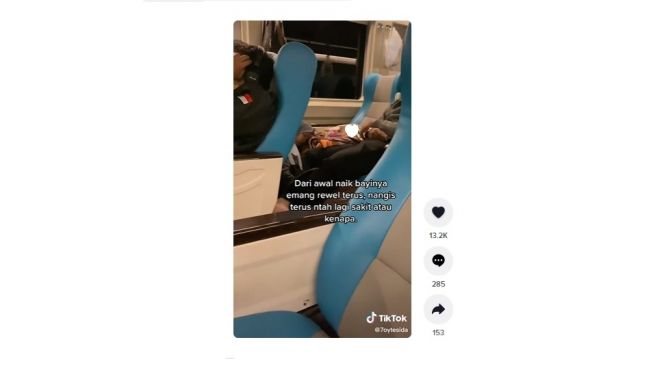 Perjuangan ibu duduk di bawah demi anaknya. [TikTok]