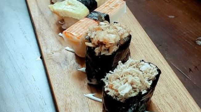 Jualan di Warung Tenda, Hakosuka Sushi Tawarkan Sajian Nikmat dengan Harga Terjangkau