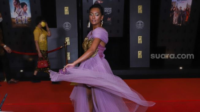 Parade Kebaya Modis Para Artis di Festival Film Indonesia 2021