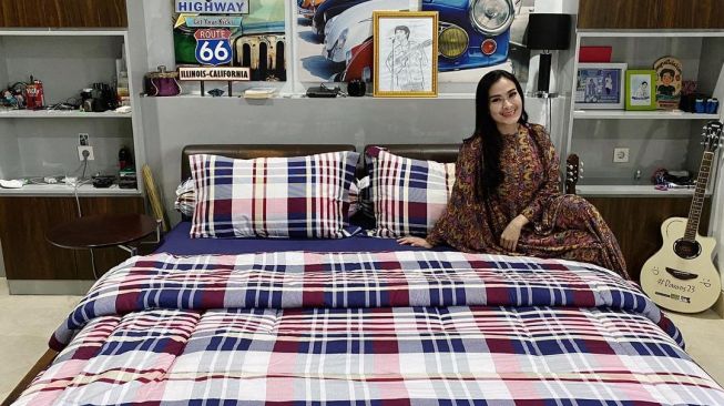 Potret kamar Iis Dahlia. [YouTube/Qiss You TV]