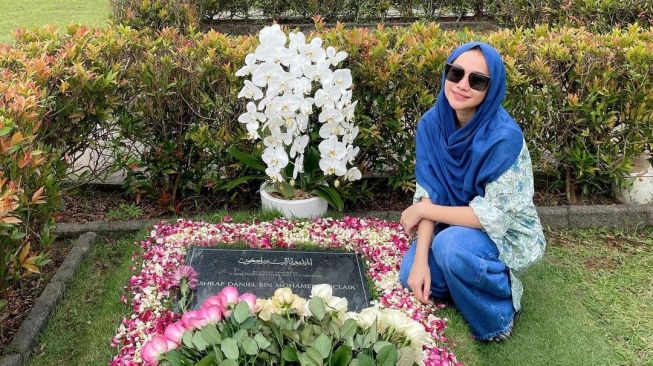 Janji Tetap Saling Mencintai, Simak 9 Potret Haru BCL Rayakan Anniversary di Makam Ashraf Sinclair