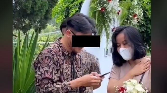 Bukannya Bawa Pacar ke Kondangan, Pria Ini Malah Dapat Gandengan