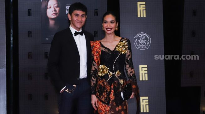 Pasangan Vino G Bastian dan Marsha Timothy saat menghadiri gelaran Festival Film Indonesia di JCC Senayan, Jakarta Pusat, Rabu (10/11/2021). [Suara.com/Alfian Winanto]