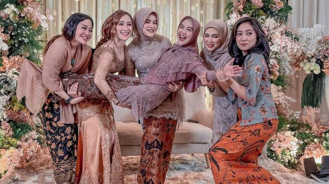 Dekorasi siraman Ria Ricis. (Instagram/@atiikazzz)