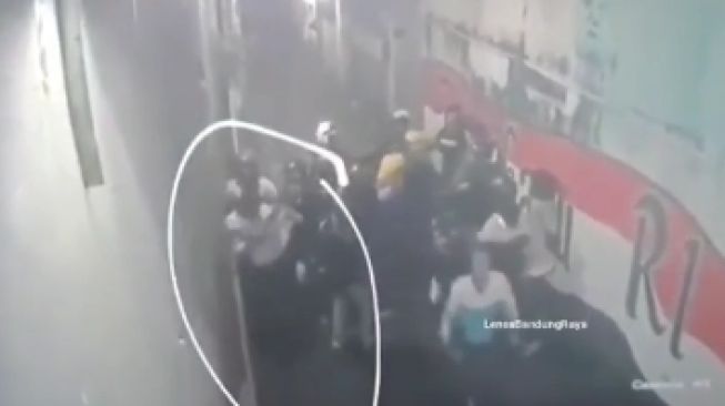 Viral Geng Motor di Bandung Hajar Warga di Tengah Jalan, Polisi Buru Pelaku