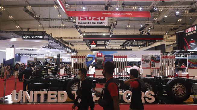 Sejumlah pengunjung menghadiri pameran otomotif GAIKINDO Indonesia International Auto Show (GIIAS) 2021 di Indonesia Convention Exhibition (ICE) BSD, Serpong, Tangerang, Banten, Kamis (11/11/2021). [Suara.com/Angga Budhiyanto]