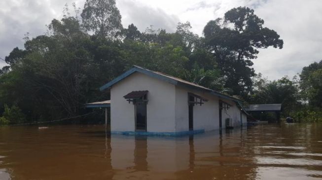 Polindes di Desa Kenyauk, Kecamatan Sepauk, Kabupaten Sintang yang terendam banjir. [Rai Pratiwi untuk SuaraKalbar.id]