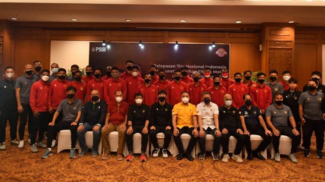Skuad Timnas Indonesia bersama pengurus PSSI saat acara pelepasan untuk TC Turki (Suara.com/Adie Prasetyo Nugraha)