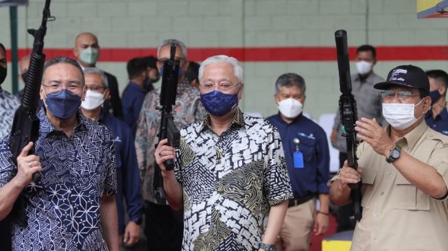 Menteri Pertahanan Prabowo Subianto mendampingi PM Malaysia, Dato' Sri Ismail Sabri Yaakob dan Menteri Pertahanan Malaysia, Dato’ Seri Hishammuddin Hussein saat mengunjungi kantor pusat PT Pindad di Bandung, Jawa Barat, Kamis (11/11/2021). (Dok. Humas Kemhan)  