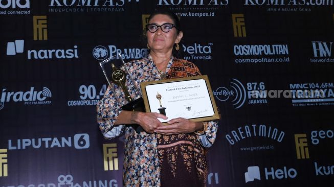 Aktris Jajang C Noer berfoto setelah meraih Lifetime Achievement dalam gelaran Festival Film Indonesia di JCC Senayan, Jakarta Pusat, Rabu (10/11/2021). [Suara.com/Alfian Winanto]