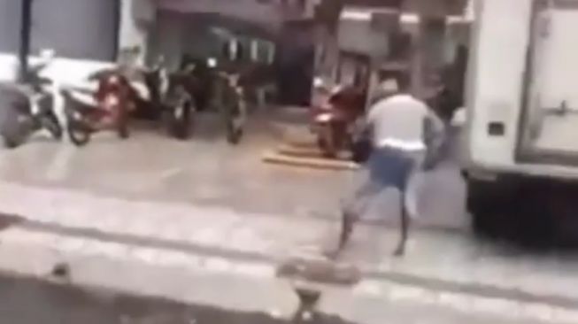 Pemotor menghancurkan trotoar jalan, diduga karena ingin balas dendam karena istri meninggal dunia (Instagram)