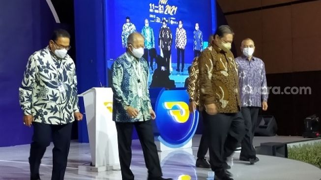 GIIAS 2021 resmi dibuka oleh Menteri Koordinator Perekonomian, Menteri Perindustrian, bersama Ketua Umum GAIKINDO pada Kamis (11/11/2021) [Suara.com/CNR ukirsari]