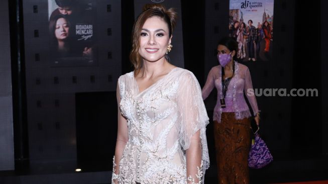 Aktris Wulan Guritno saat menghadiri gelaran Festival Film Indonesia di JCC Senayan, Jakarta Pusat, Rabu (10/11/2021). [Suara.com/Alfian Winanto]