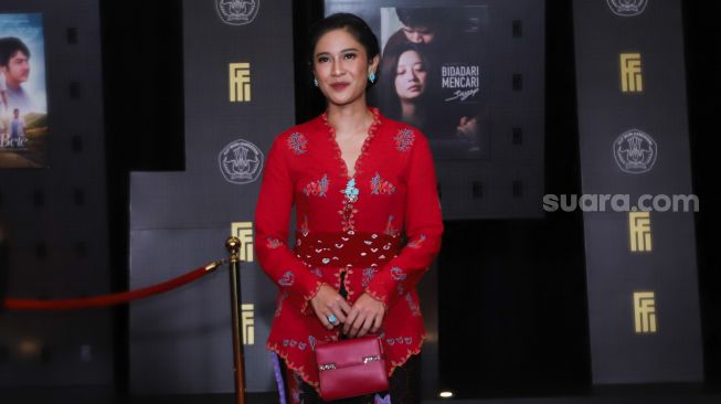 Aktris Dian Sastrowardoyo saat menghadiri gelaran Festival Film Indonesia di JCC Senayan, Jakarta Pusat, Rabu (10/11/2021). [Suara.com/Alfian Winanto]