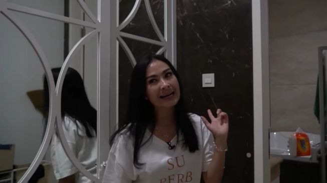 Potret kamar Iis Dahlia. [YouTube/Qiss You TV]