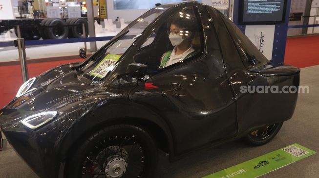 Petugas berada di dalam salah satu mobil listrik yang dipamerkan selama pameran otomotif GAIKINDO Indonesia International Auto Show (GIIAS) 2021 di Indonesia Convention Exhibition (ICE) BSD, Serpong, Tangerang, Banten, Kamis (11/11/2021). [Suara.com/Angga Budhiyanto]