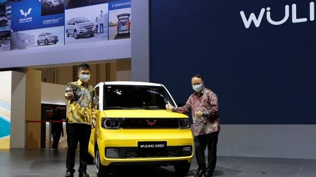 Han Dehong, Vice President of Wuling Motors dan Shu Gouyong, Presiden Direktur Wuling Motors bersama mobil GSEV di GIIAS 2021 [Wuling].