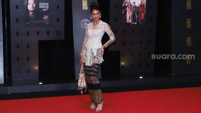 Aktris Hana Malasan saat menghadiri gelaran Festival Film Indonesia di JCC Senayan, Jakarta Pusat, Rabu (10/11/2021). [Suara.com/Alfian Winanto]