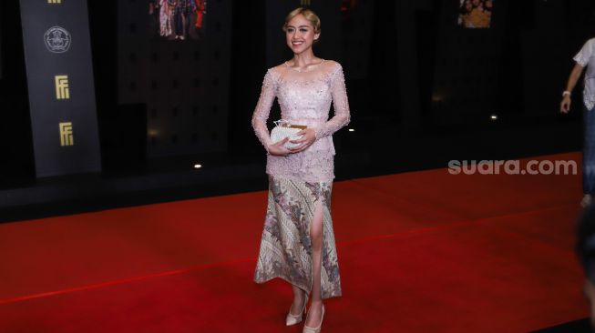 Aktris Sisca Saras atau Sisca JKT48 saat menghadiri gelaran Festival Film Indonesia di JCC Senayan, Jakarta Pusat, Rabu (10/11/2021). [Suara.com/Alfian Winanto]