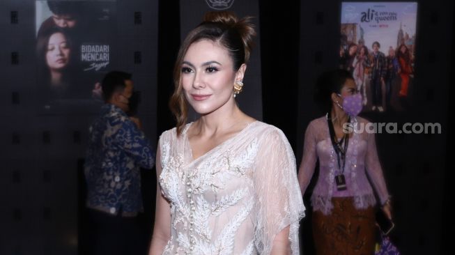 Aktris Wulan Guritno saat menghadiri gelaran Festival Film Indonesia di JCC Senayan, Jakarta Pusat, Rabu (10/11/2021). [Suara.com/Alfian Winanto]