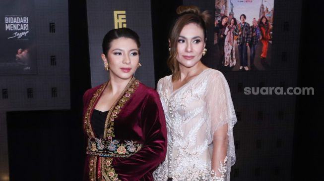 Aktris Wulan Guritno bersama putrinya, Shaloom Razade saat menghadiri gelaran Festival Film Indonesia di JCC Senayan, Jakarta Pusat, Rabu (10/11/2021). [Suara.com/Alfian Winanto]