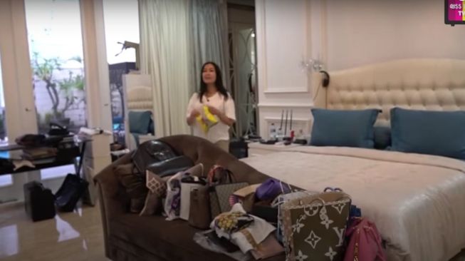 Potret kamar Iis Dahlia. [YouTube/Qiss You TV]