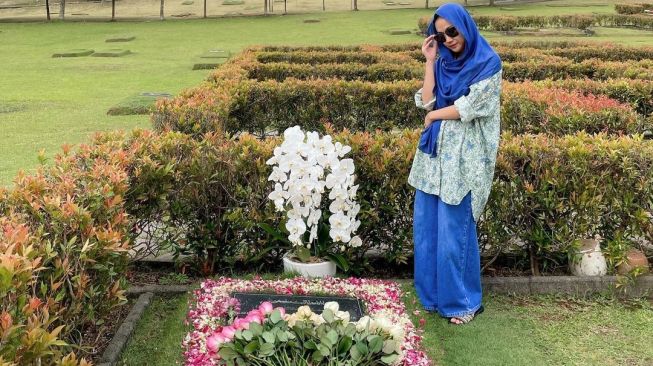 Momen BCL Ziarah ke Makam Ashraf Sinclair. [Instagram/bclsinclair]