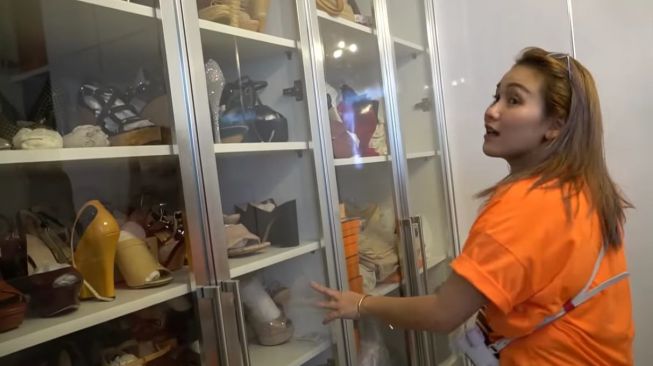 Potret kamar Iis Dahlia. [YouTube/Qiss You TV]