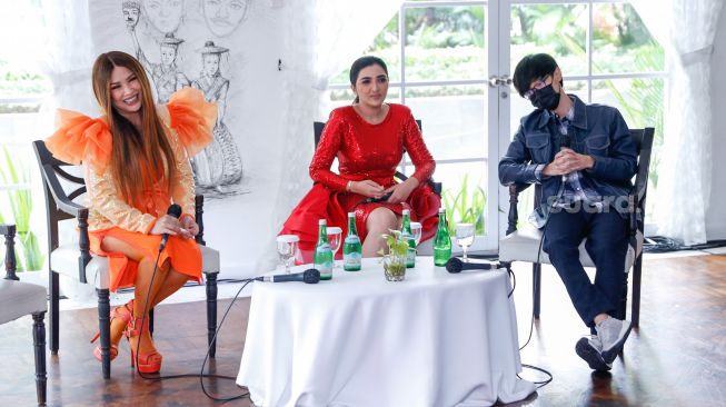 Penyanyi Titi DJ bersama Eka Gustiwana dan Ashanty saat acara perilisan single 'Superwoman' di Kawasan Sudirman, Jakarta Pusat, Kamis (11/11/2021). [Suara.com/Alfian Winanto]