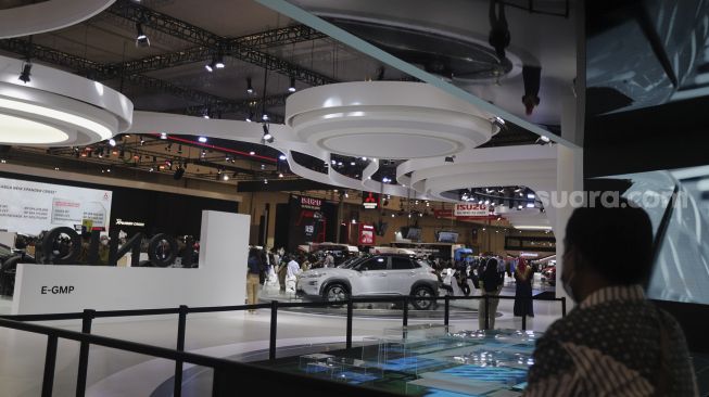 Pengunjung menghadiri pameran otomotif GAIKINDO Indonesia International Auto Show (GIIAS) 2021 di Indonesia Convention Exhibition (ICE) BSD, Serpong, Tangerang, Banten, Kamis (11/11/2021). [Suara.com/Angga Budhiyanto]