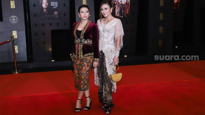 Aktris Wulan Guritno bersama putrinya, Shaloom Razade saat menghadiri gelaran Festival Film Indonesia di JCC Senayan, Jakarta Pusat, Rabu (10/11/2021). [Suara.com/Alfian Winanto]