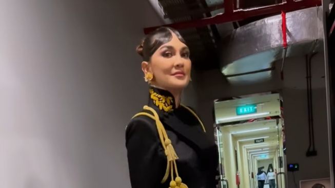 5 Gaya Luna Maya Jadi Juri Indonesia's Next Top Model, Nggak Ada Lawan!