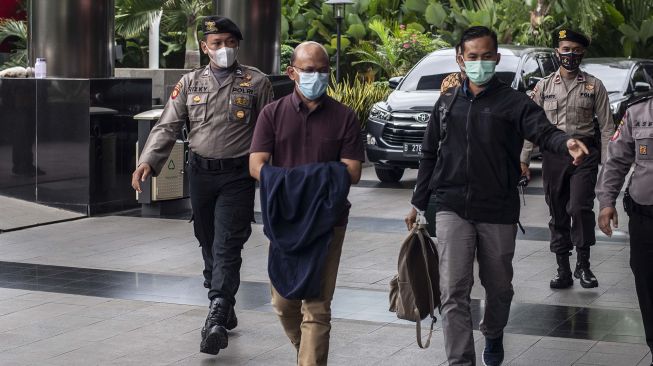 Kepala KPP Pratama Bantaeng Sulawesi Selatan Wawan Ridwan tengah yang menjadi tersangka kasus dugaan korupsi perpajakan dikawal petugas KPK untuk menjalani pemeriksaan usai dilakukan penangkapan, di Gedung KPK, Kamis (11/11/2021). ANTARA FOTO/Aprillio Akbar