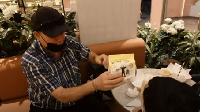 Momen Azriel Hermansyah Bertemu Orangtua Sarah Menzel. [Youtube/The Hermansyah A6]
