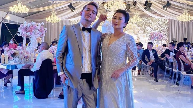 Potret persahabatan Indy Barends dan Indra Bekti. [Instagram/@indybarends]