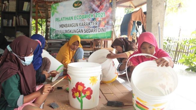 Jababeka Beri Edukasi Lingkungan ke Bank Sampah Anak di Desa Jatibaru