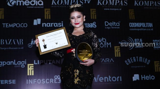 Aktris Prilly Latuconsina berfoto setelah meraih penghargaan Aktris Terfavorit Pilihan Penonton dalam gelaran Festival Film Indonesia di JCC Senayan, Jakarta Pusat, Rabu (10/11/2021). [Suara.com/Alfian Winanto]