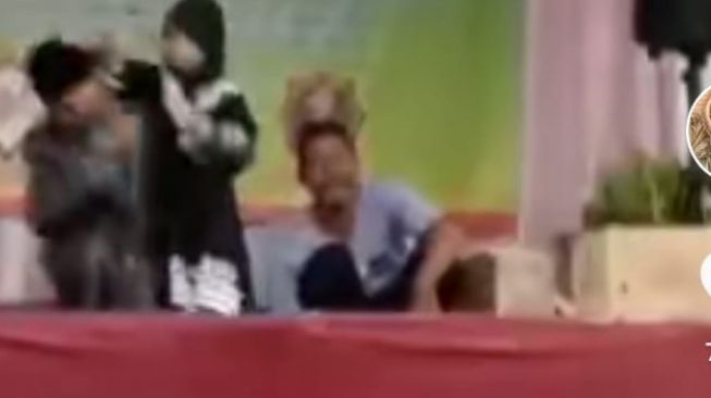 Anak memukul ustad (tiktok.com/@nindrinurul)