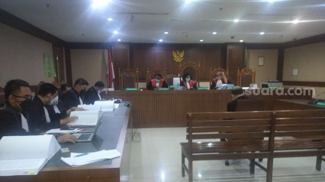 Eks Direktur Utama PT. Pelindo II Richard Joost Lino alias RJ Lino dituntut enam tahun pejara dalam perkara korupsi pengadaan 3 unit QCC di Pelindo II tahun 2010. (Suara.com/Wely Hidayat)