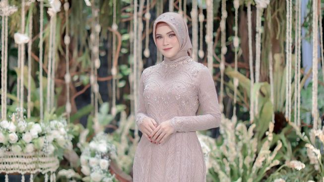 Gaya Artis Hadiri Siraman Ria Ricis. (Instagram/@nidyadonat)