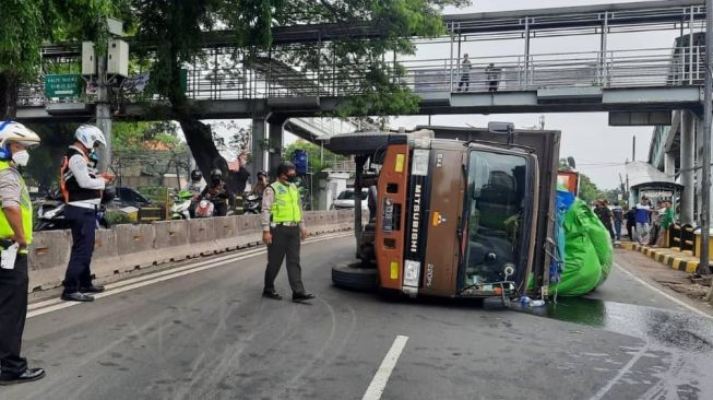 Truk Terguling di Daan Mogot, Garam yang Diangkut Tumpah Tutup Jalan