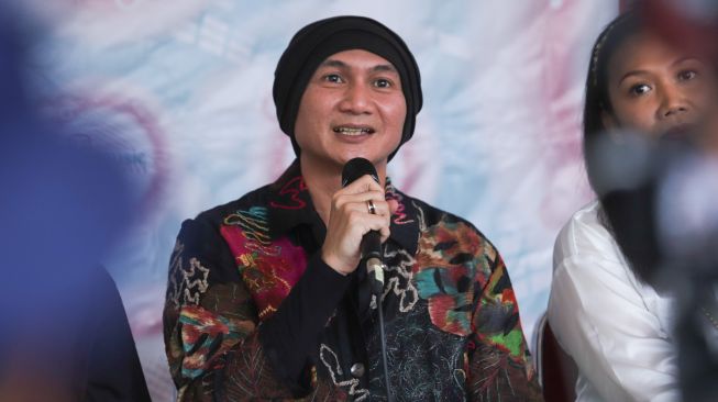 Musisi Erdian Aji Prihartanto atau Anji saat  menggelar jumpa pers di Cilandak, Jakarta Selatan, Kamis (11/11/2021). [Suara.com/Alfian Winanto]